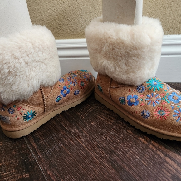 Ugg Embroidered Mini Boots with Fur Size 6 - Picture 7 of 8